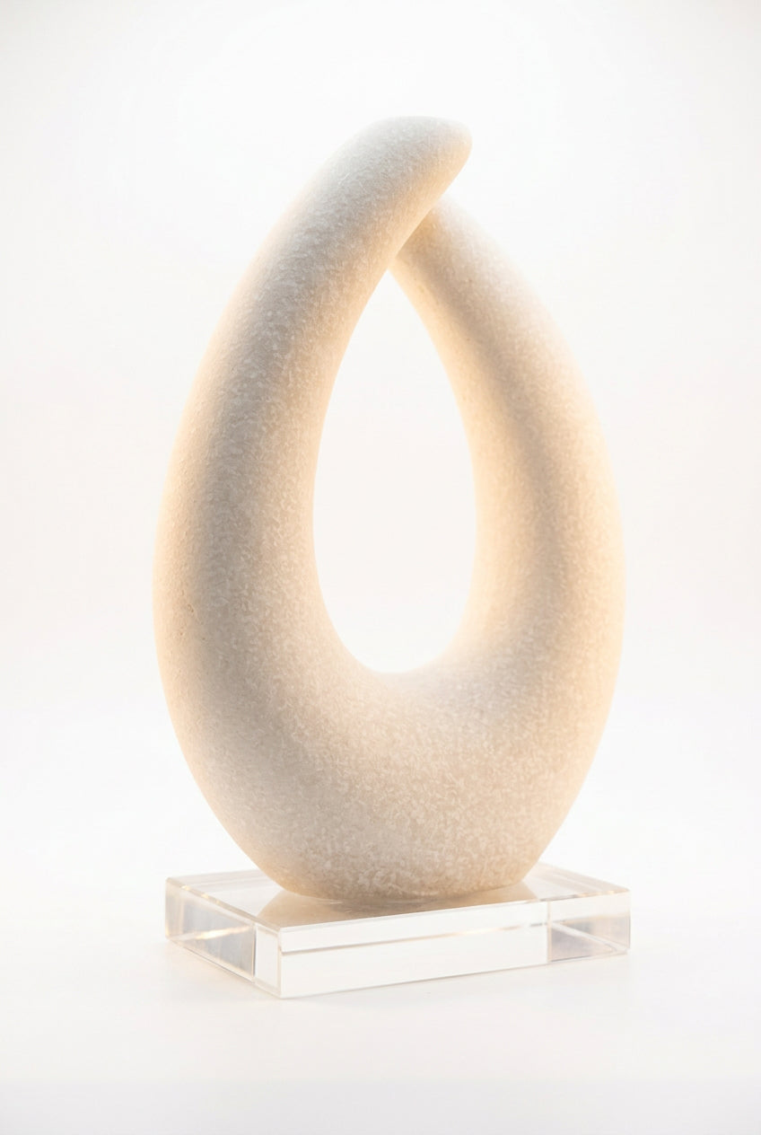 Vase Sculptural Moderne Ivoire – Objet Décoratif Design sur Socle Transparent