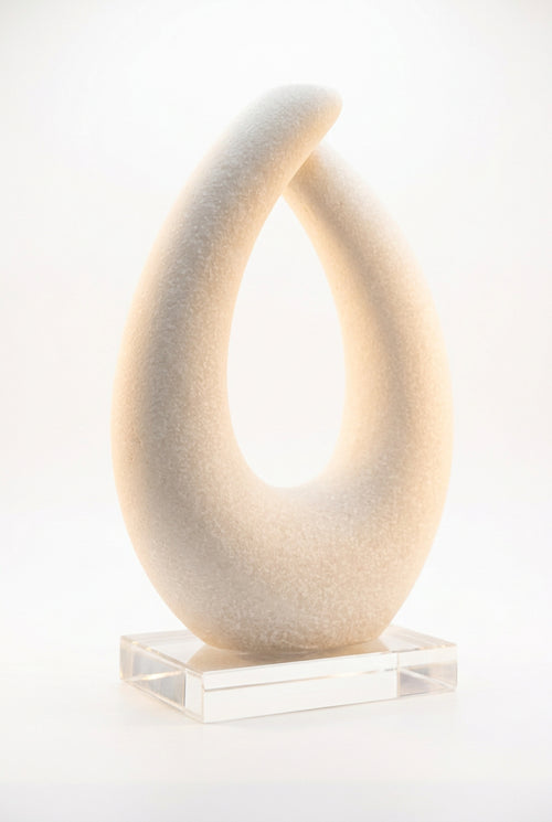 Vase Sculptural Moderne Ivoire – Objet Décoratif Design sur Socle Transparent