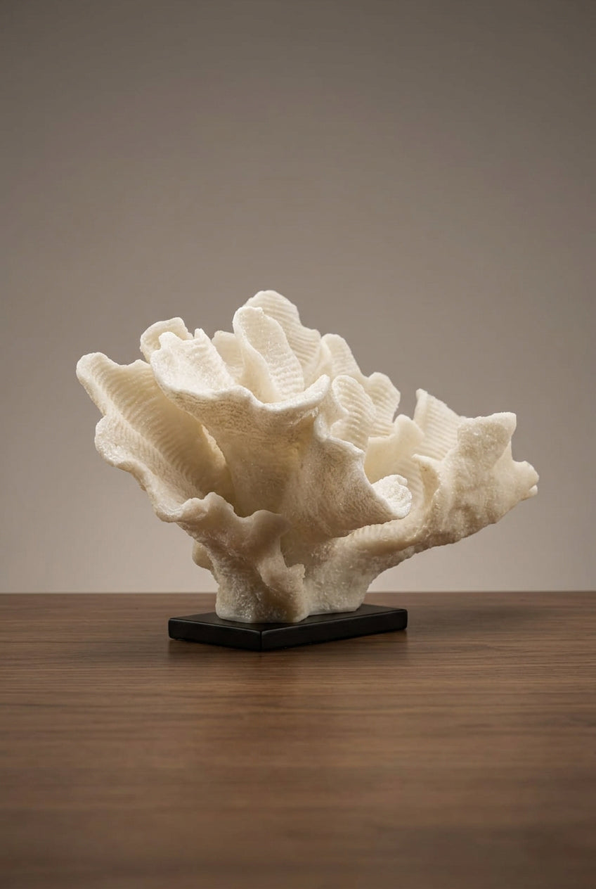 Sculpture Élégance – Objet décoratif ivoire sur socle noir