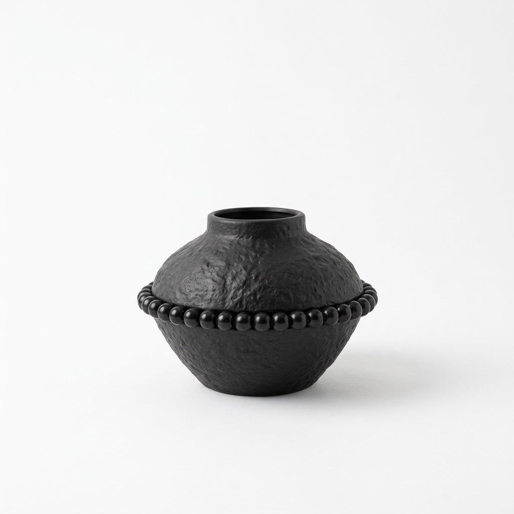 Vase décoratif noir texturé à détails perlés