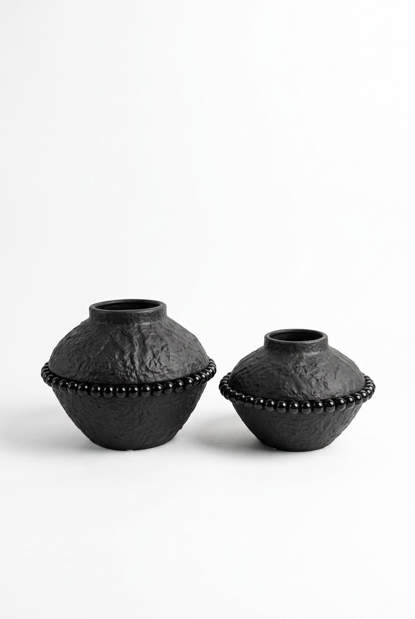 Vase décoratif noir texturé à détails perlés