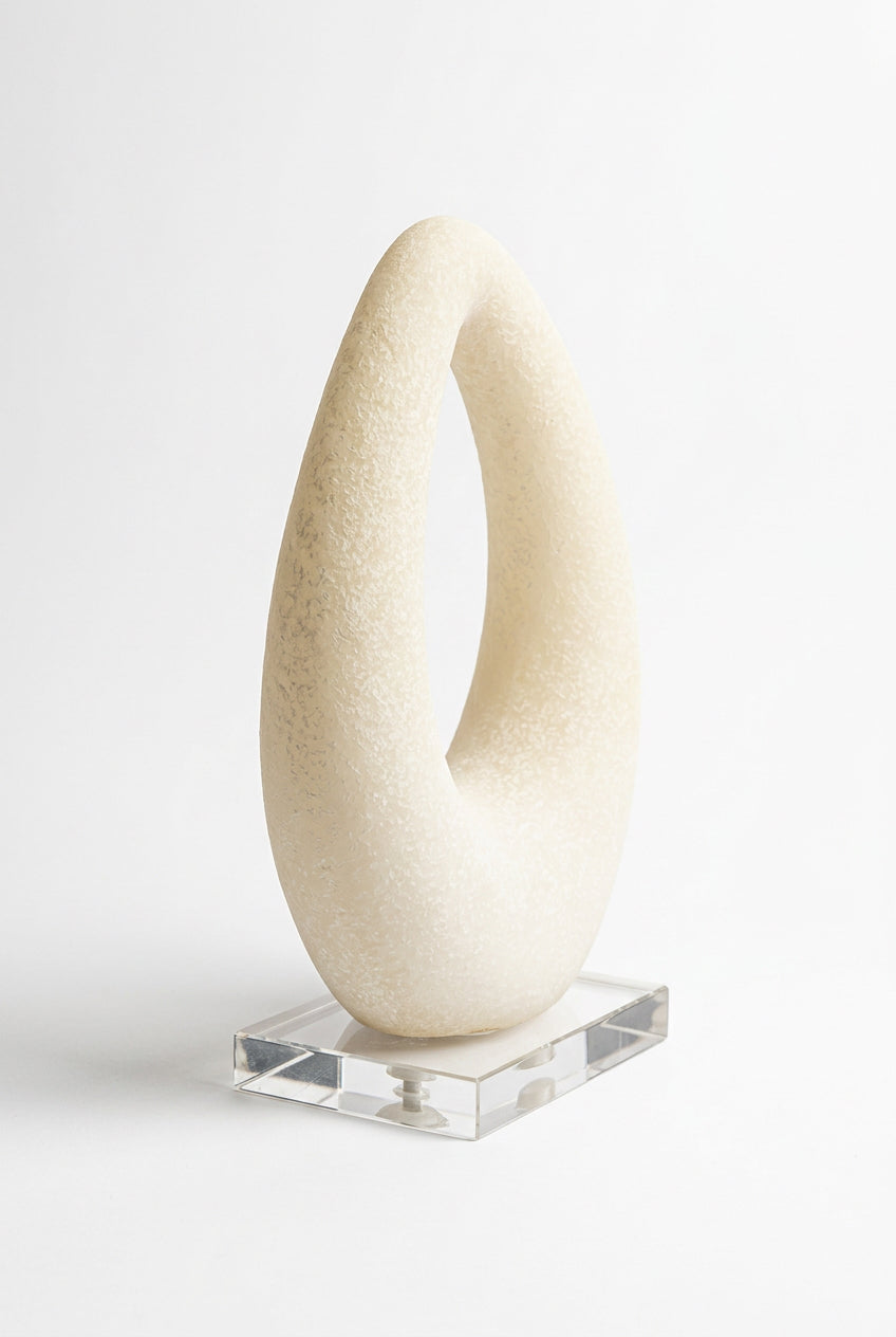 Sculpture décorative Épure – Goutte ivoire sur socle crystal transparent